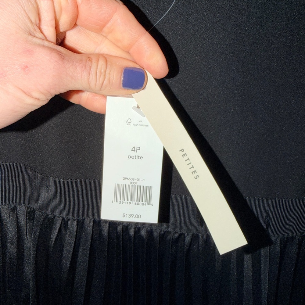 New with tags, banana republic size 4, petite Black Pleated Dress - Picture 4 of 5